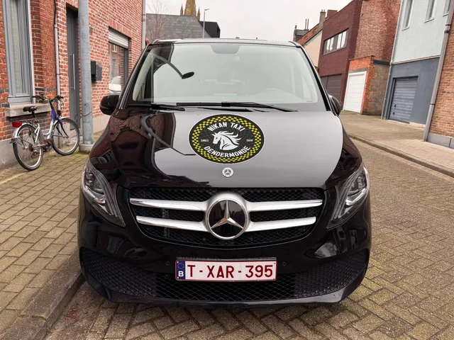 Nikan Taxi Dendermonde - Mercedes Van met logo belettering, gereed voor groepsvervoer en luxe vervoer, ook geschikt voor luchthavenvervoer